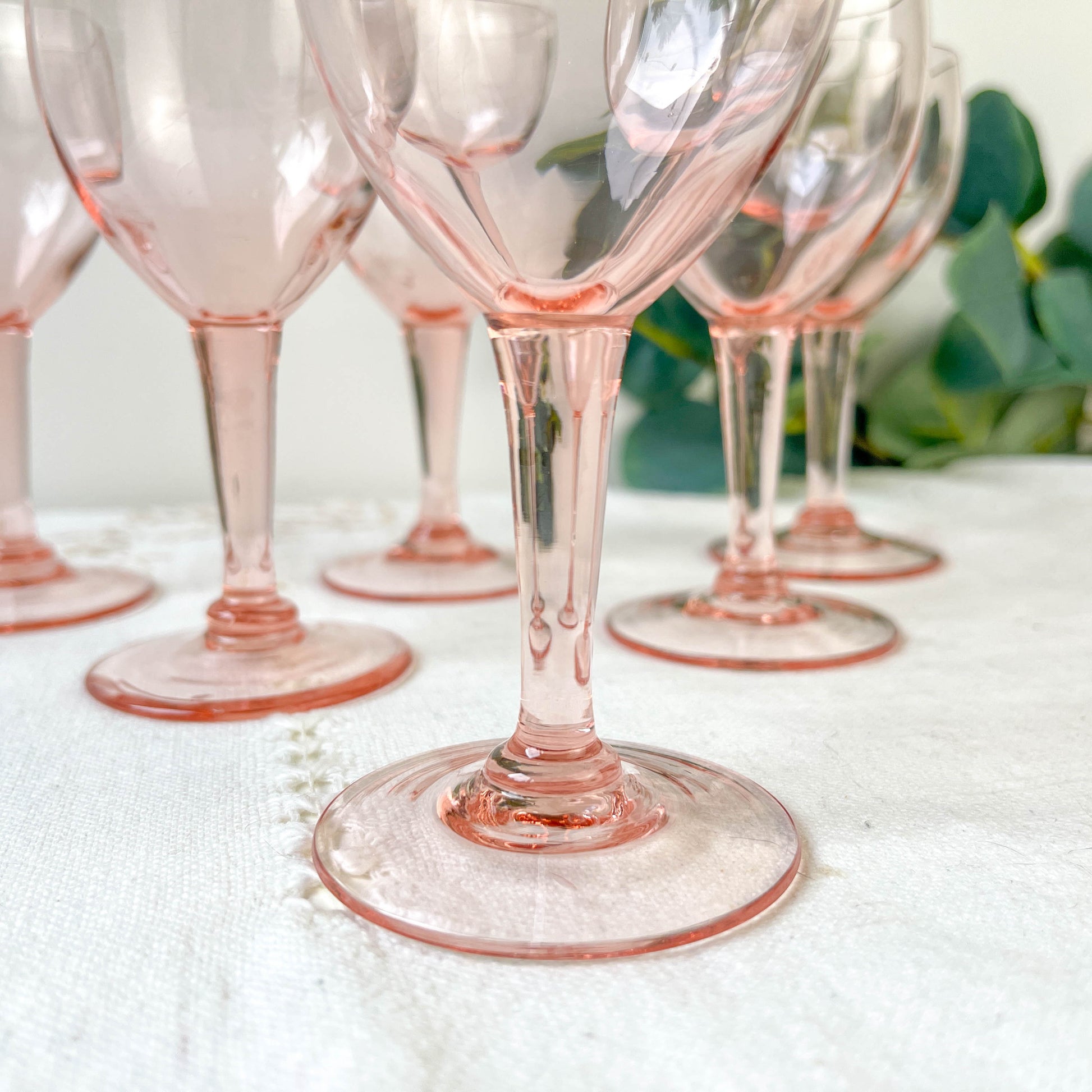 6 verres à vin rouge vintage en verre rose à facettes – Années 1950 – Élégance française
