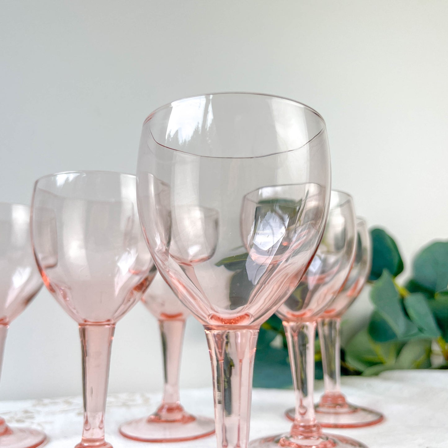 6 verres à vin rouge vintage en verre rose à facettes – Années 1950 – Élégance française