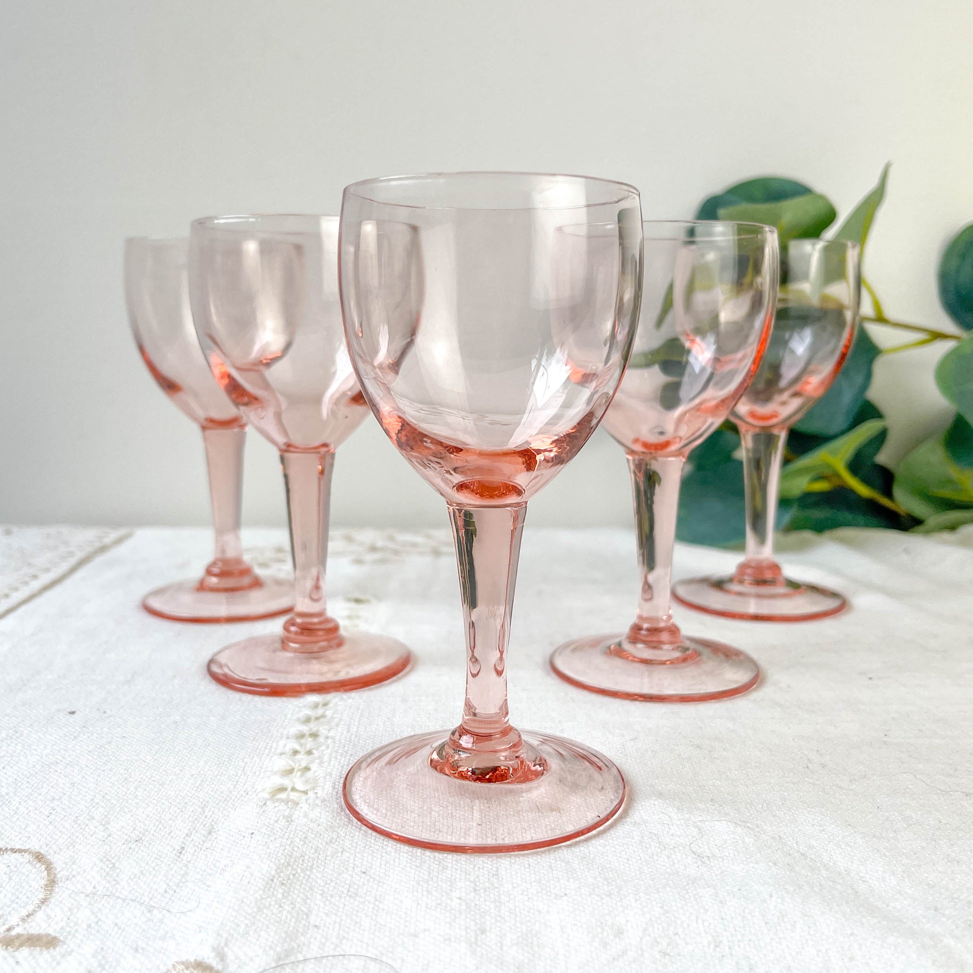 5 verres à vin rouge vintage en verre rose à facettes – Années 1950 – Élégance française