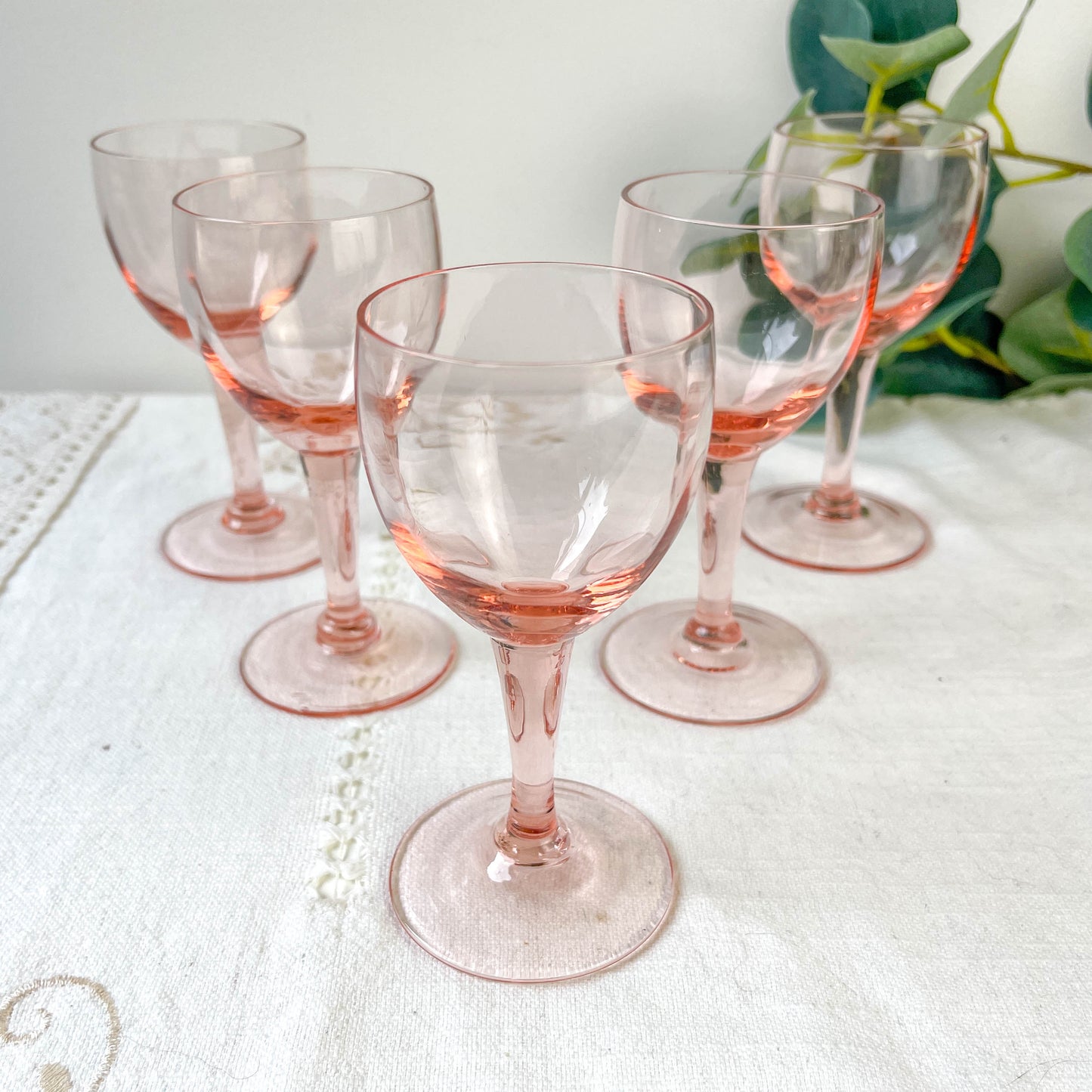 5 verres à vin rouge vintage en verre rose à facettes – Années 1950 – Élégance française
