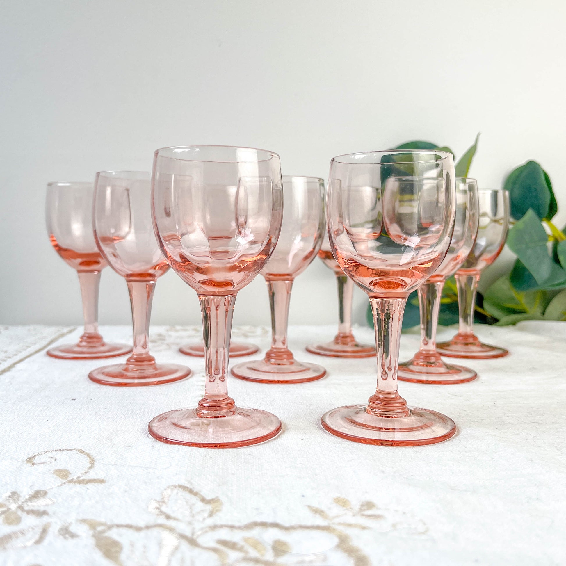 9 verres à vin blanc vintage en verre rose à facettes – Années 1950 – Élégance française