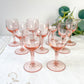 9 verres à vin blanc vintage en verre rose à facettes – Années 1950 – Élégance française