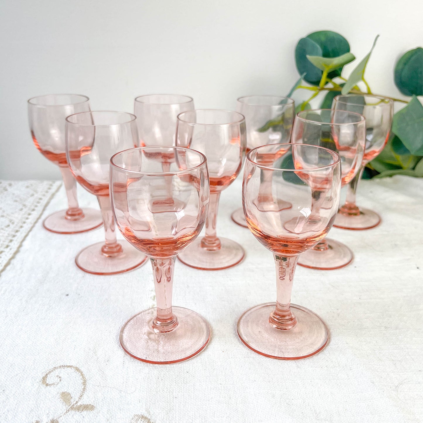 9 verres à vin blanc vintage en verre rose à facettes – Années 1950 – Élégance française