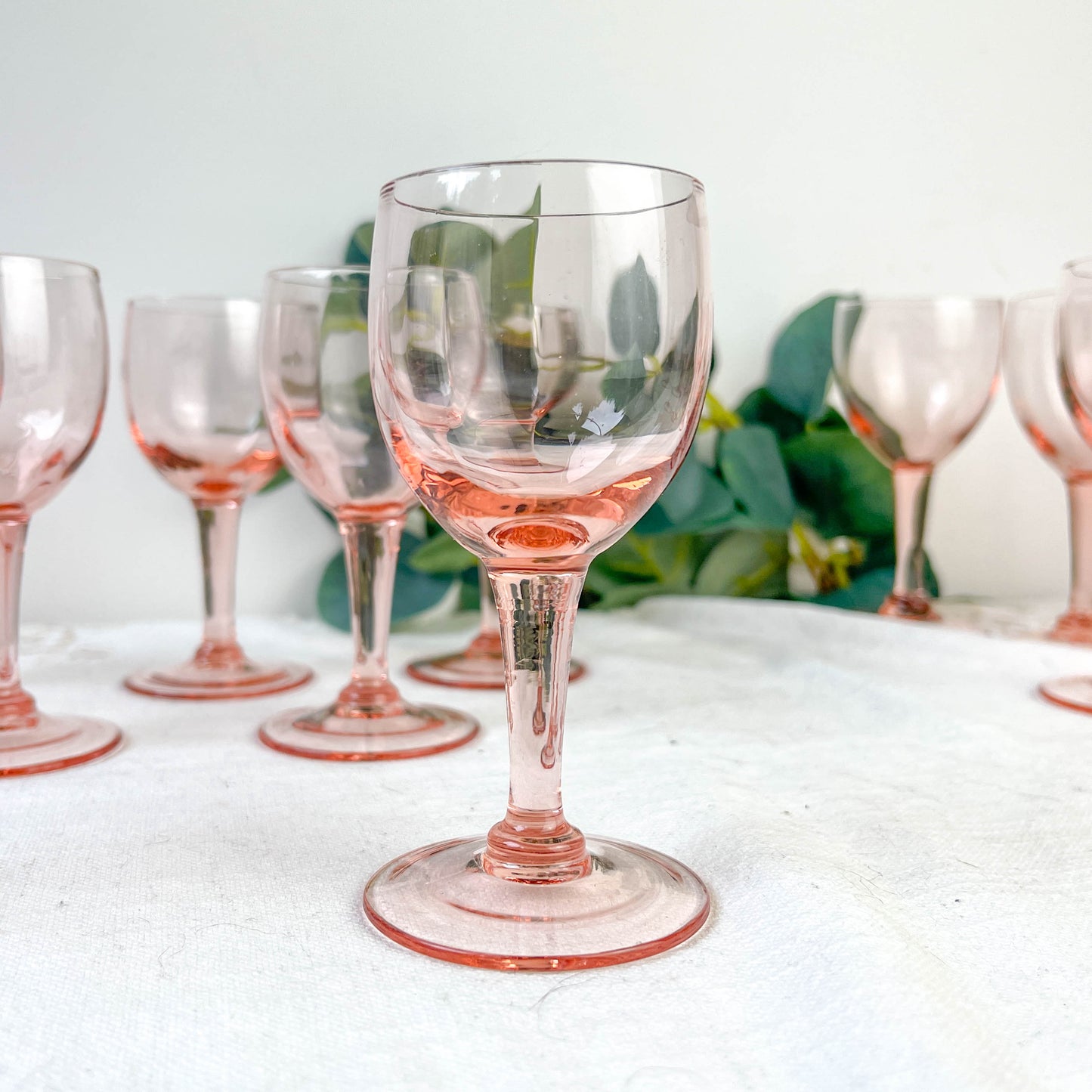 9 verres à vin blanc vintage en verre rose à facettes – Années 1950 – Élégance française