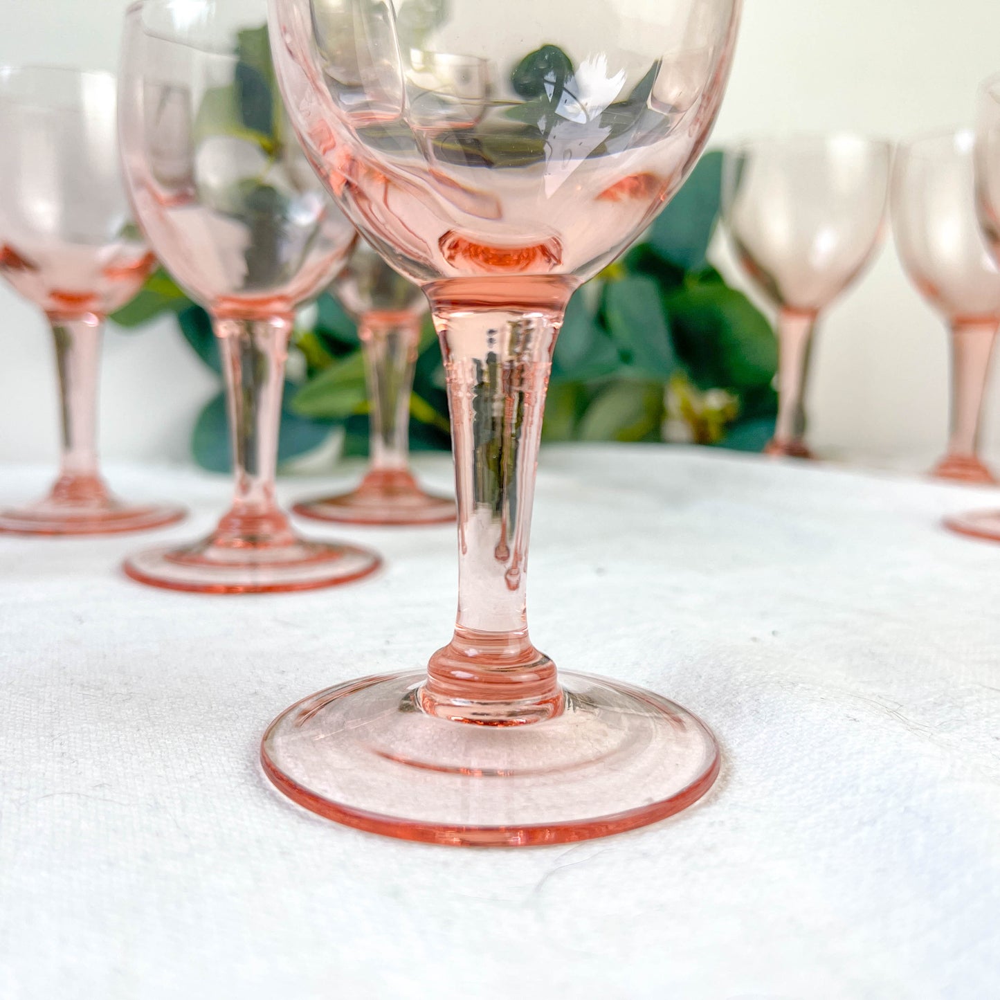 9 verres à vin blanc vintage en verre rose à facettes – Années 1950 – Élégance française