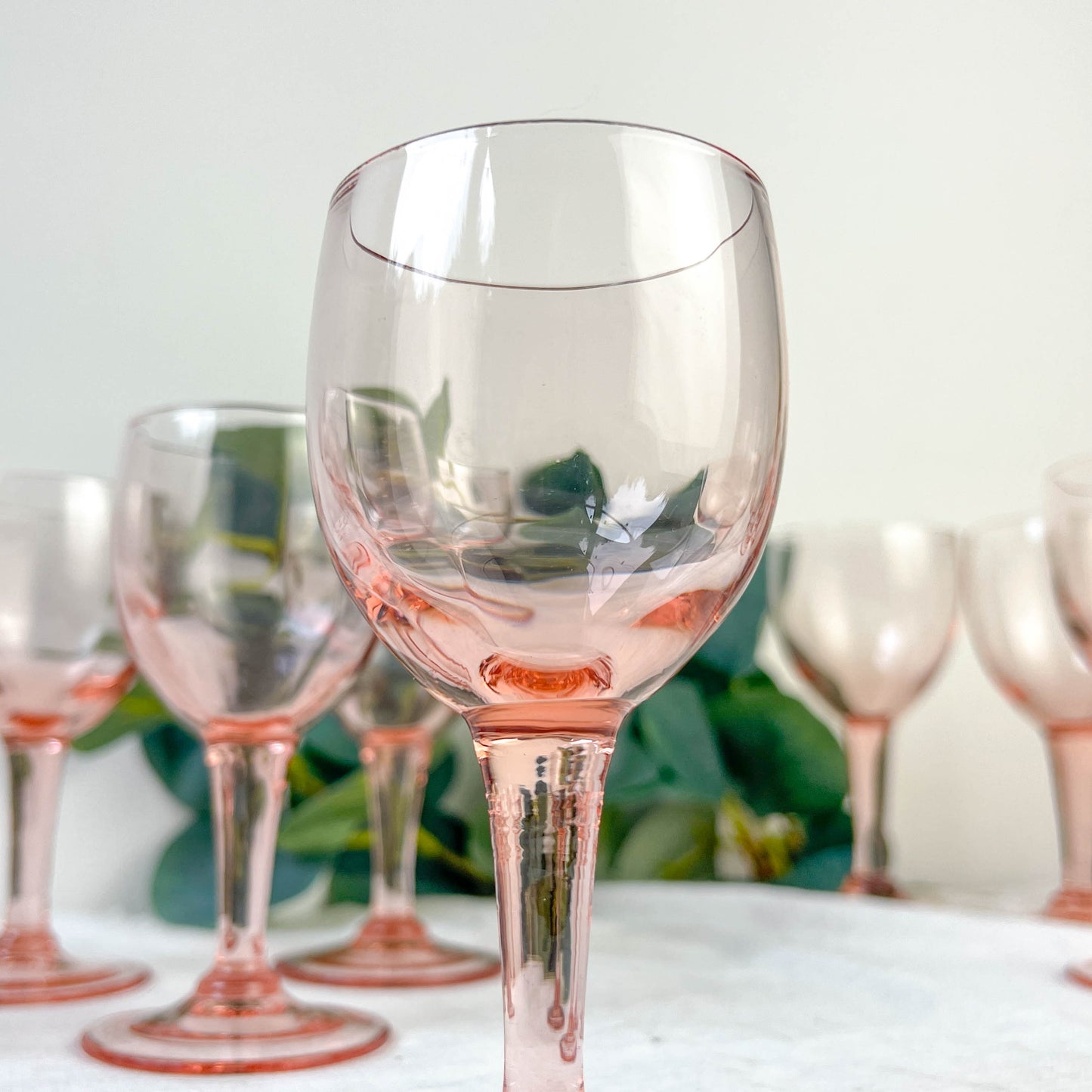 9 verres à vin blanc vintage en verre rose à facettes – Années 1950 – Élégance française