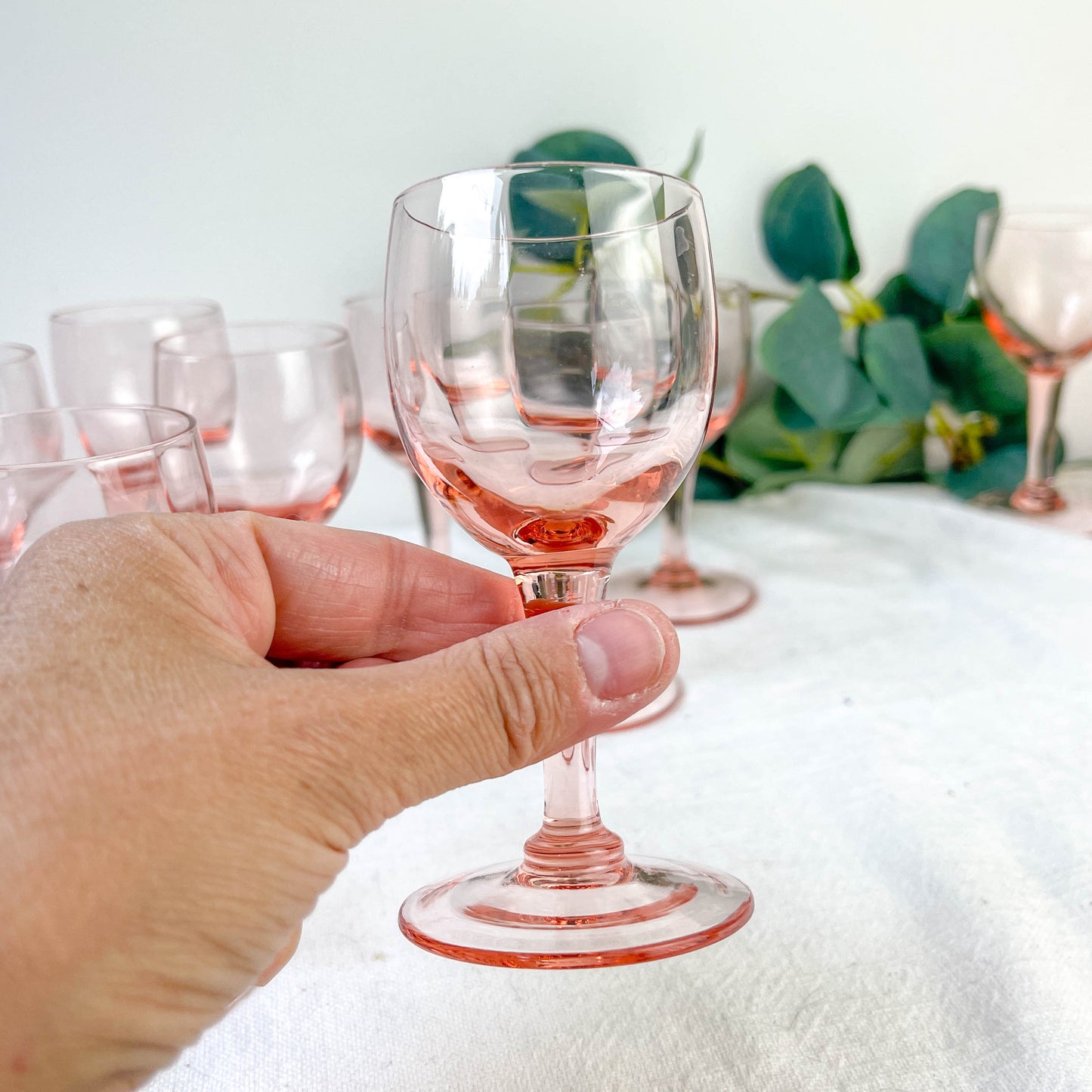 9 verres à vin blanc vintage en verre rose à facettes – Années 1950 – Élégance française