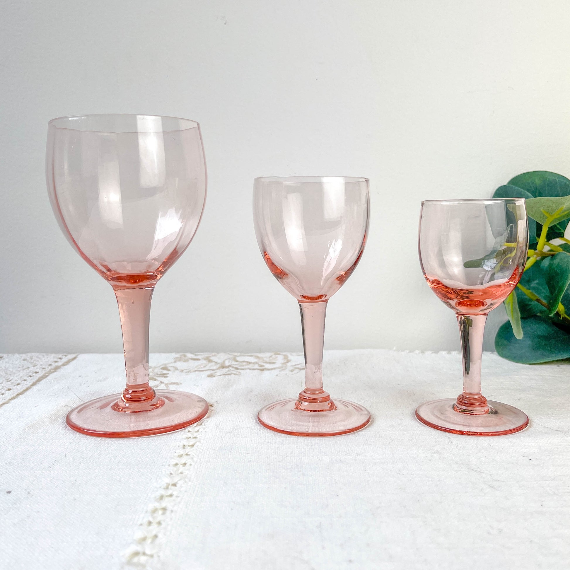 9 verres à vin blanc vintage en verre rose à facettes – Années 1950 – Élégance française
