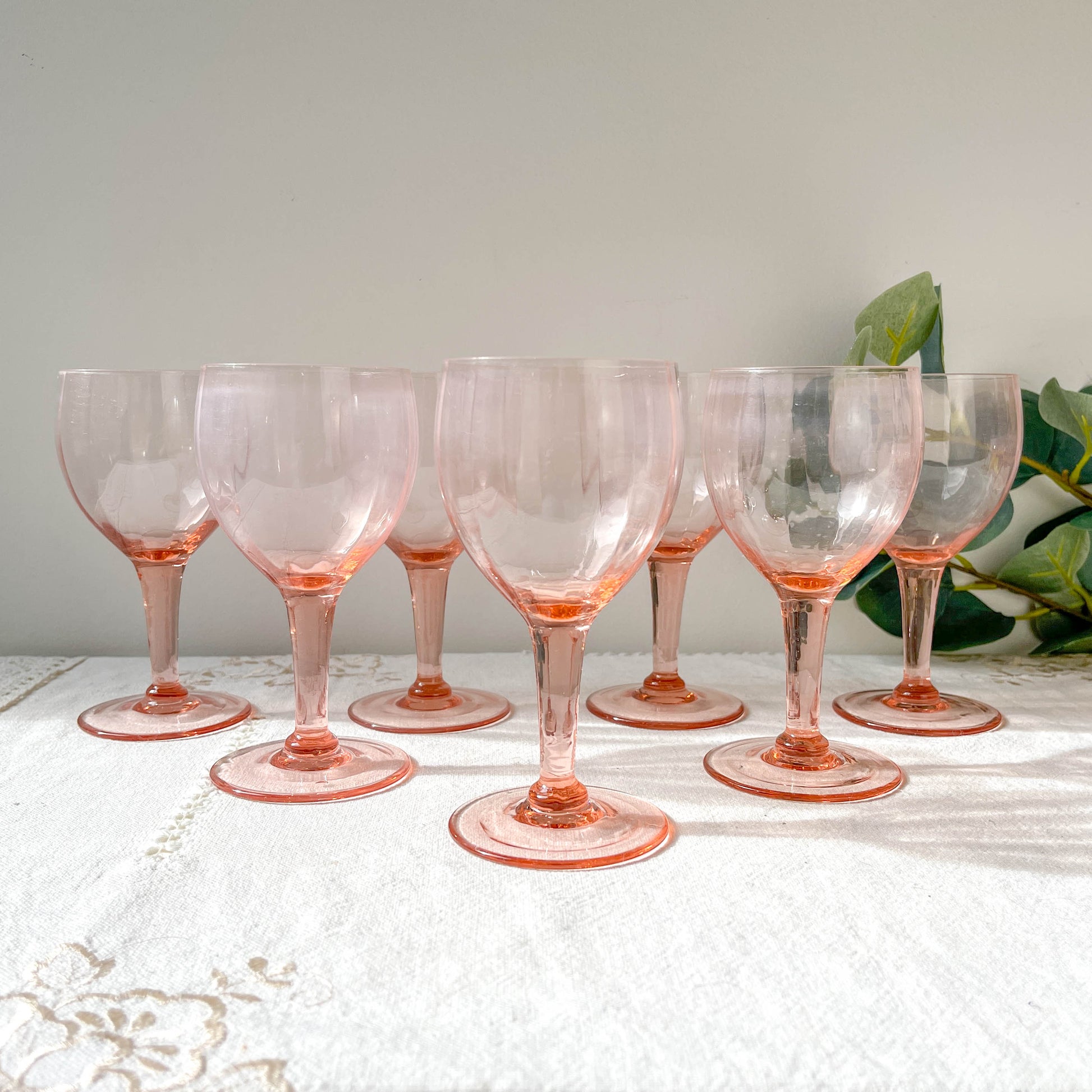 7 verres à eau vintage en verre rose à facettes – Années 1950 – Élégance française