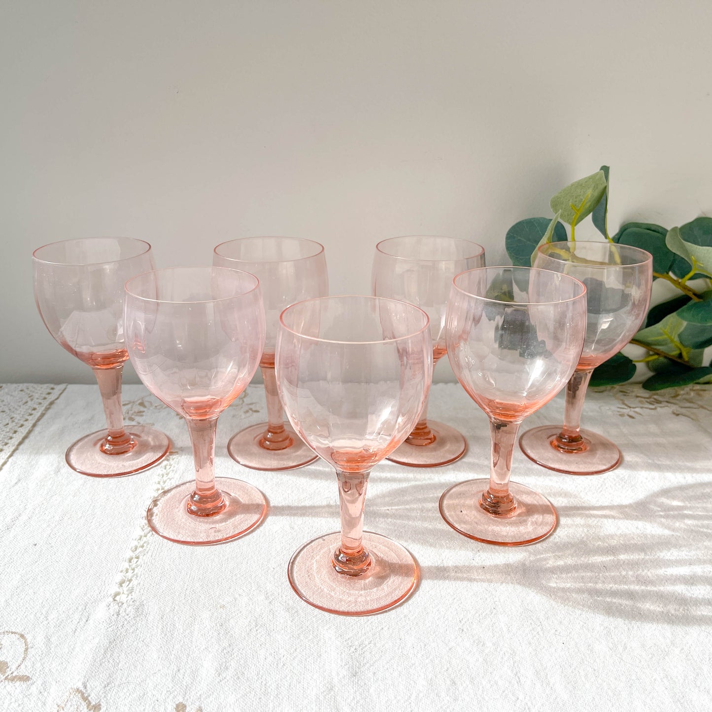 7 verres à eau vintage en verre rose à facettes – Années 1950 – Élégance française