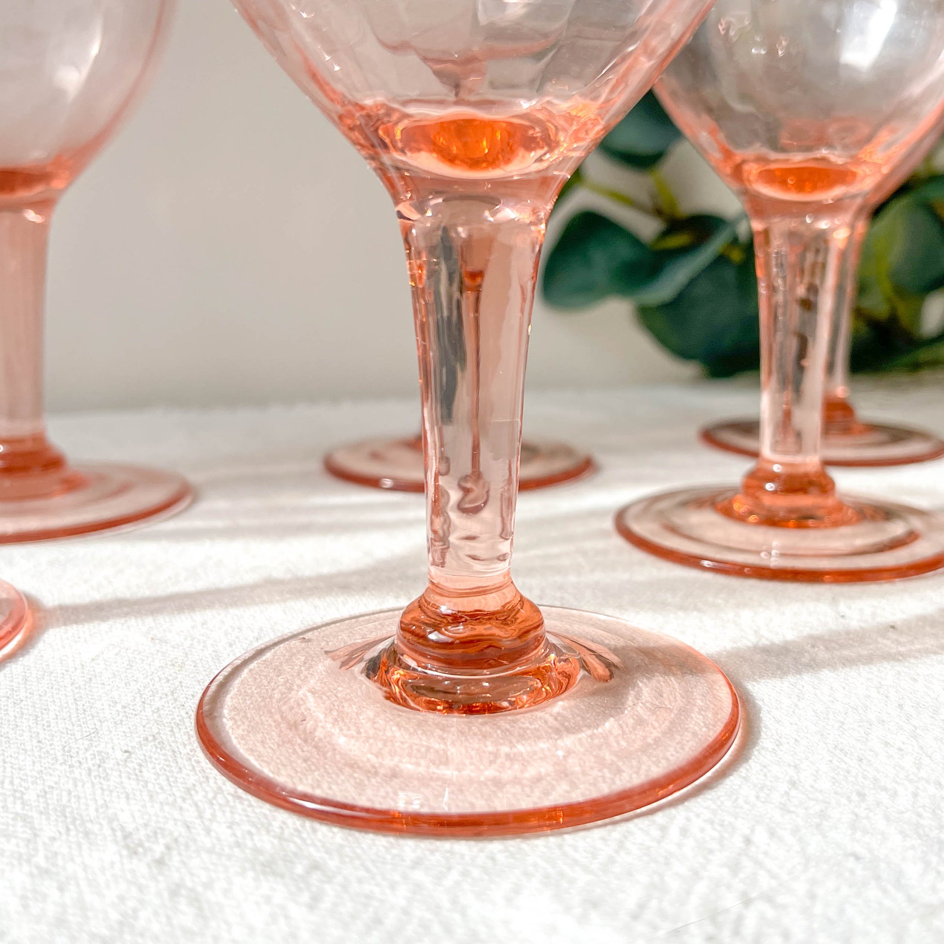 7 verres à eau vintage en verre rose à facettes – Années 1950 – Élégance française