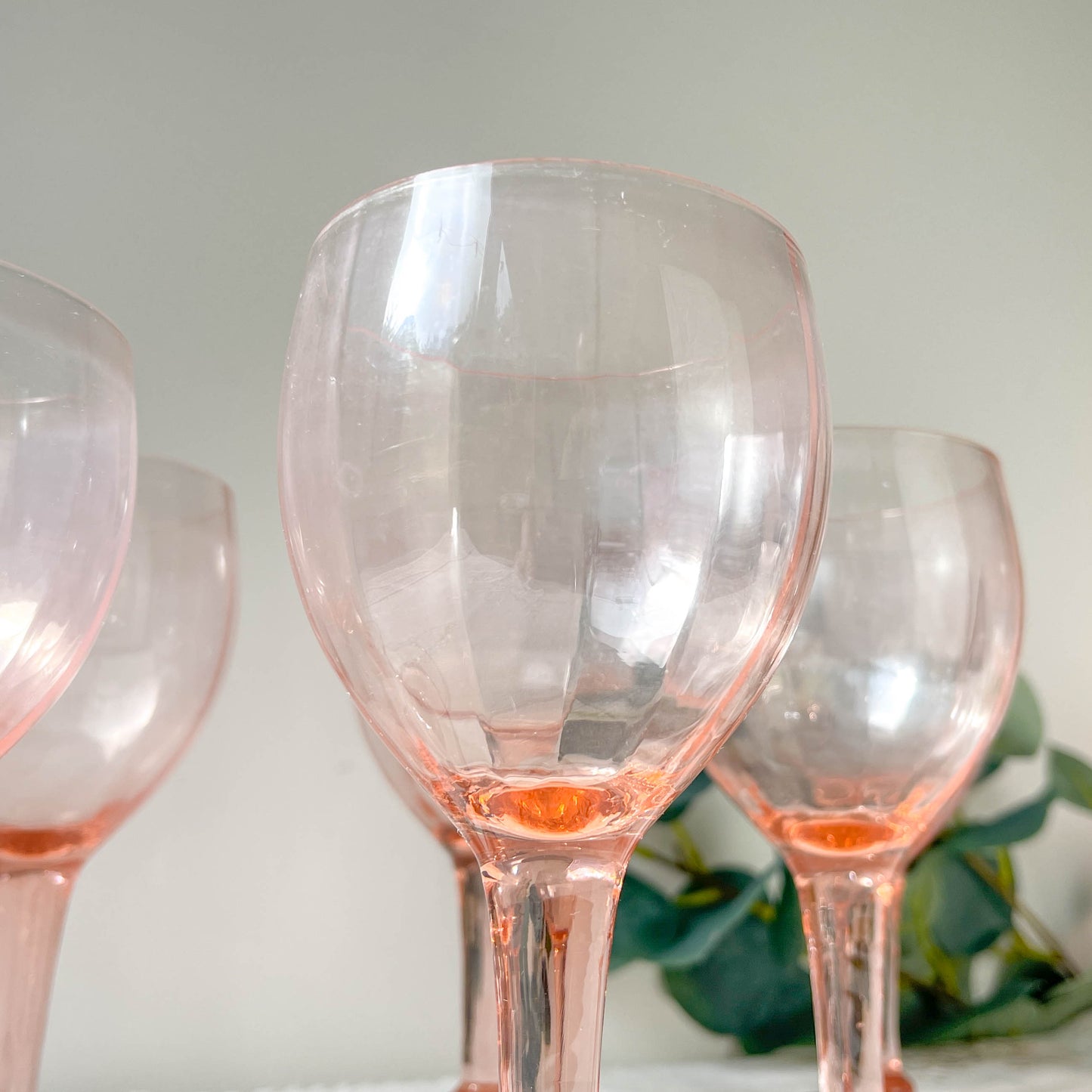 7 verres à eau vintage en verre rose à facettes – Années 1950 – Élégance française
