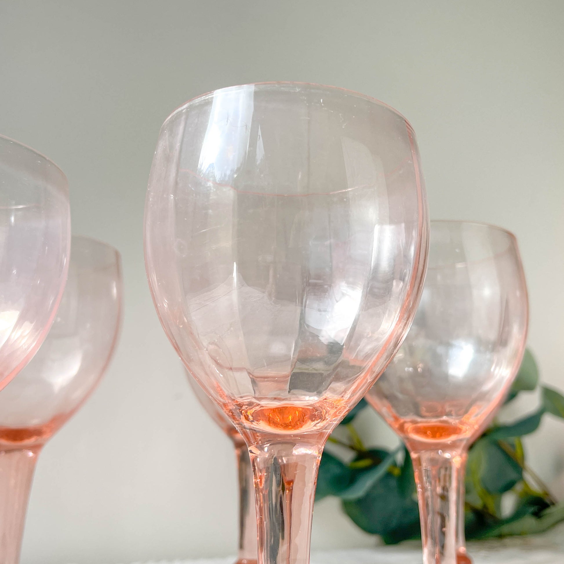 7 verres à eau vintage en verre rose à facettes – Années 1950 – Élégance française