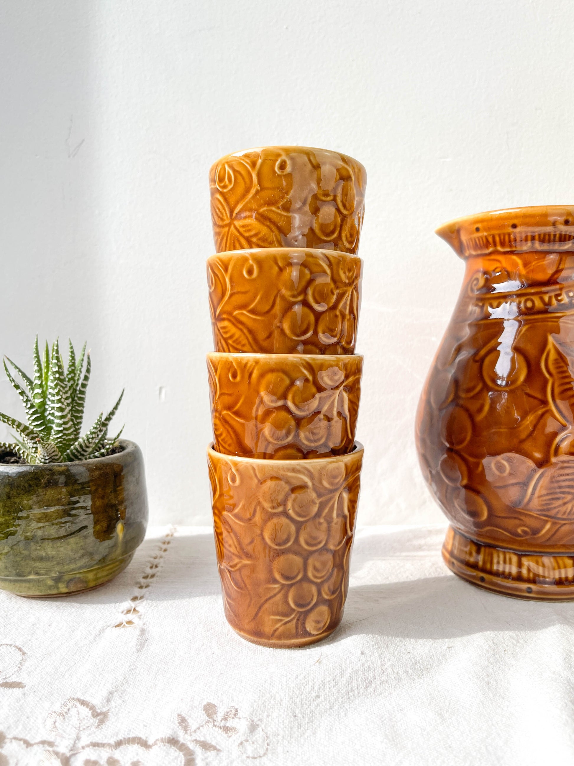 Pichet et gobelets en céramique ocre Sarreguemines