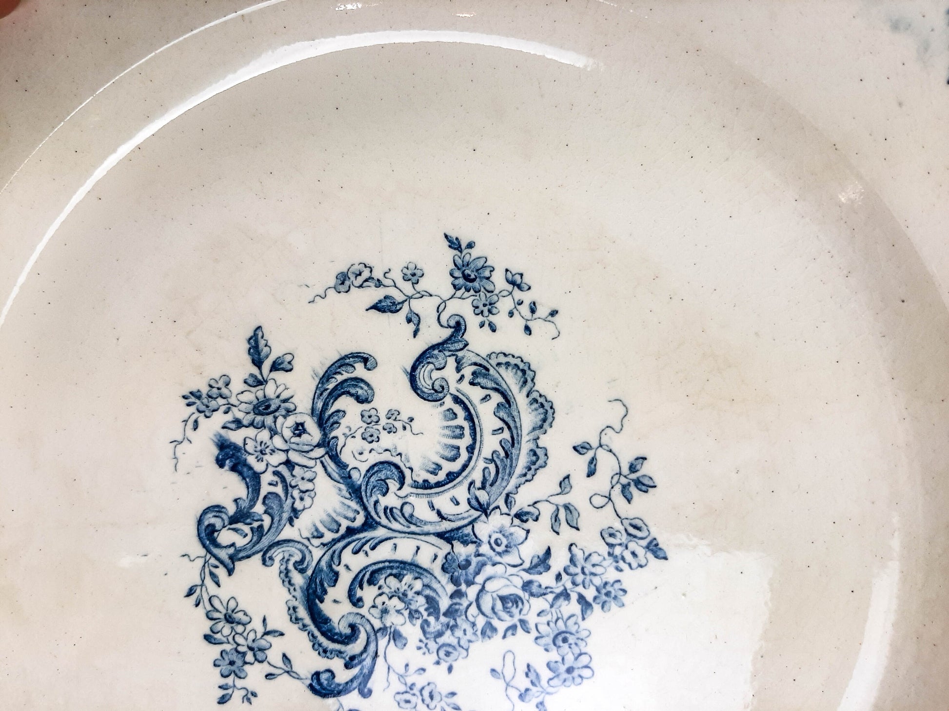 Plat rond Gien modèle LOUIS XV - violn.fr