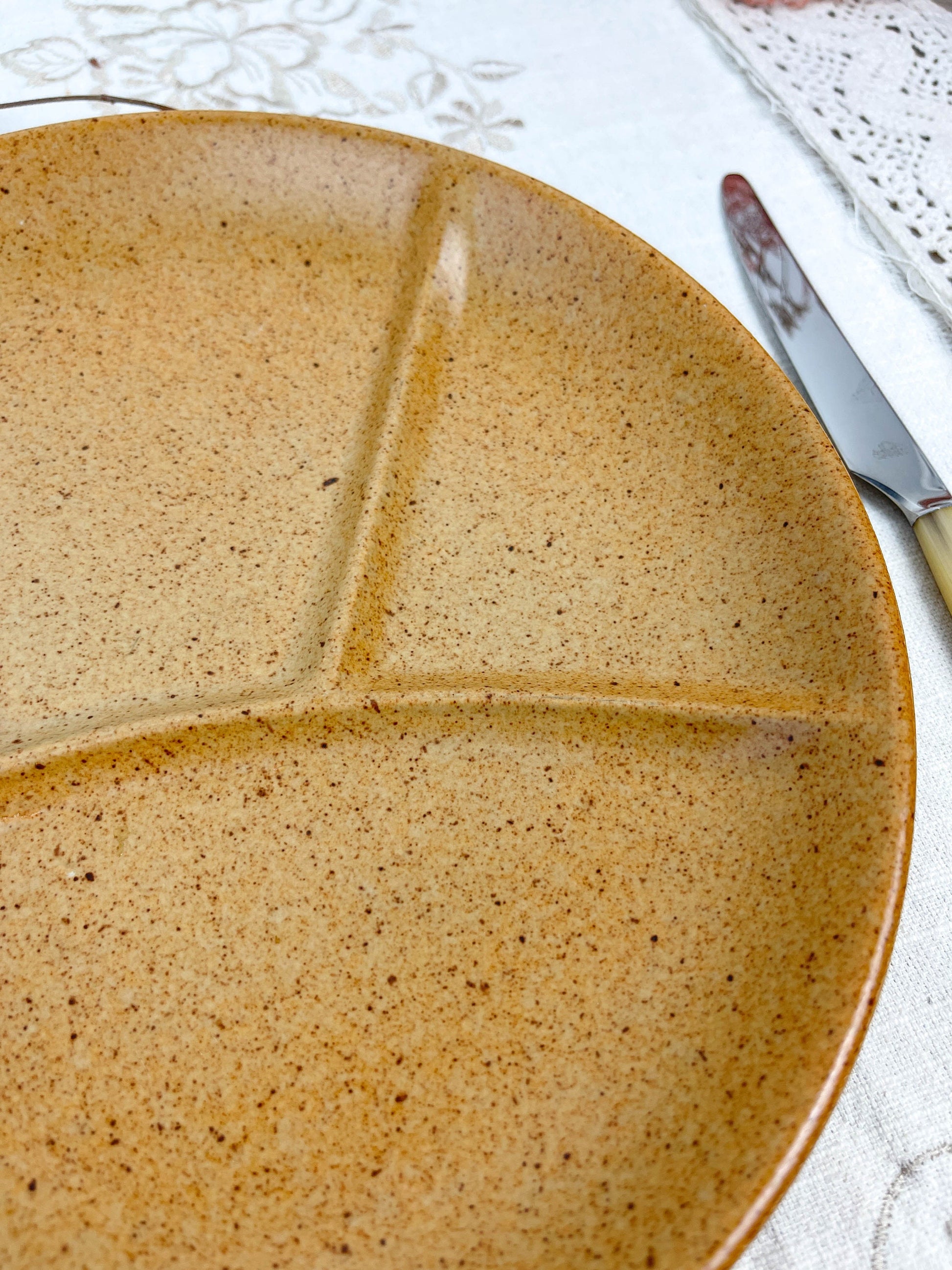 2 Assiettes à fondue en céramique ambre Made in France 1970 –