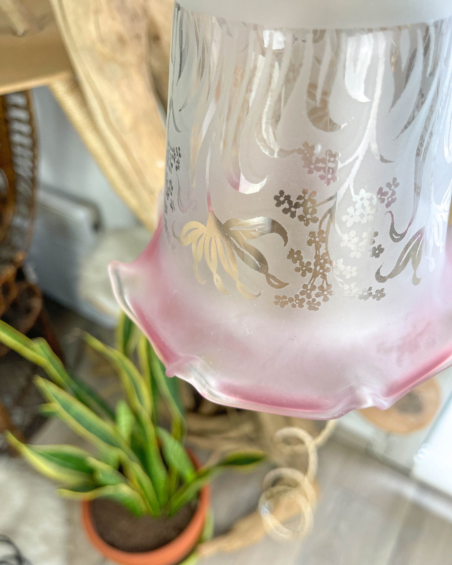 Baladeuse personnalisable vintage. globe tulipe en verre rose