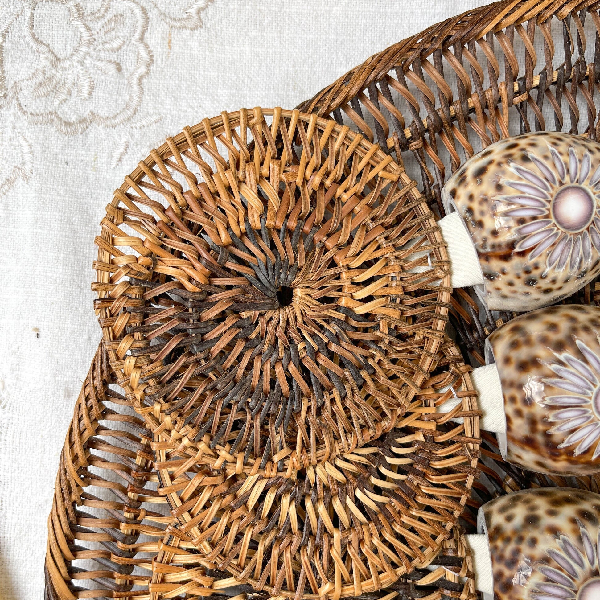 Set de table en rotin, sous verres, serviettes brodéee et rond de serviettes coquille de Cauris - violn.fr