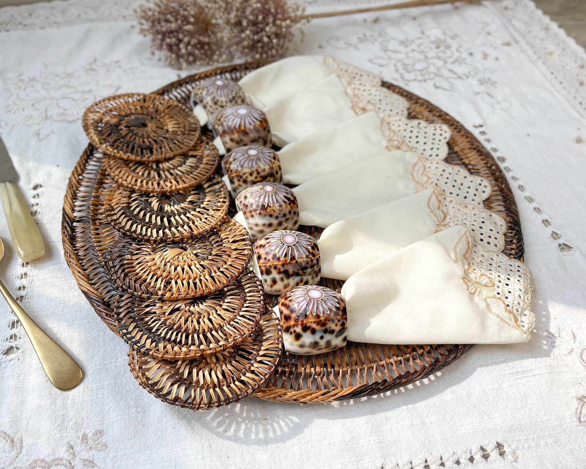 Set de table en rotin, sous verres, serviettes brodéee et rond de serviettes coquille de Cauris - violn.fr