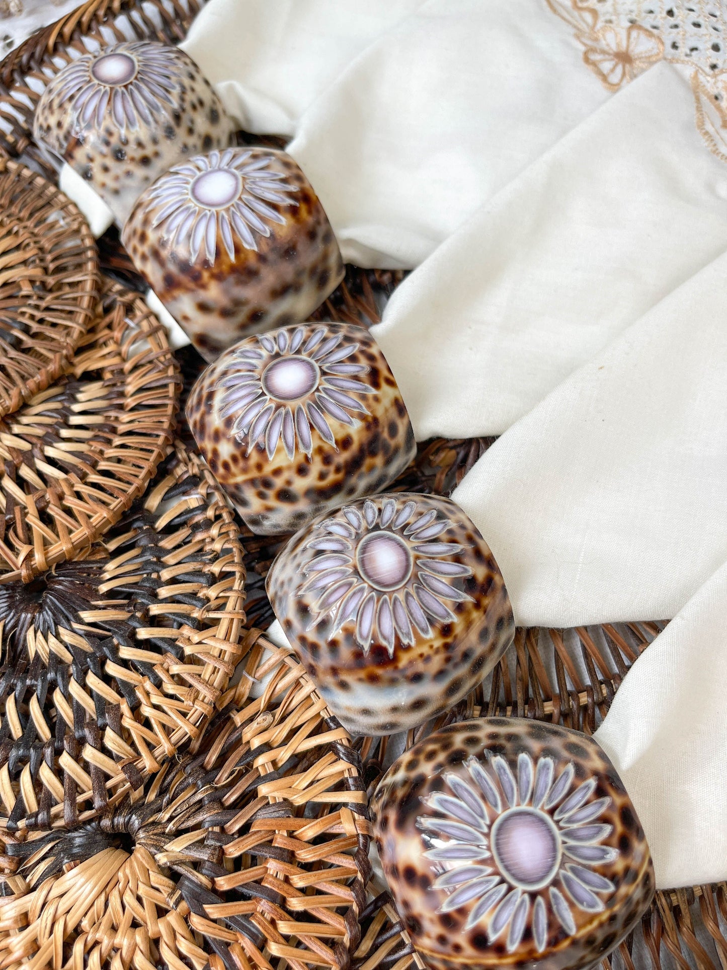 Set de table en rotin, sous verres, serviettes brodéee et rond de serviettes coquille de Cauris - violn.fr