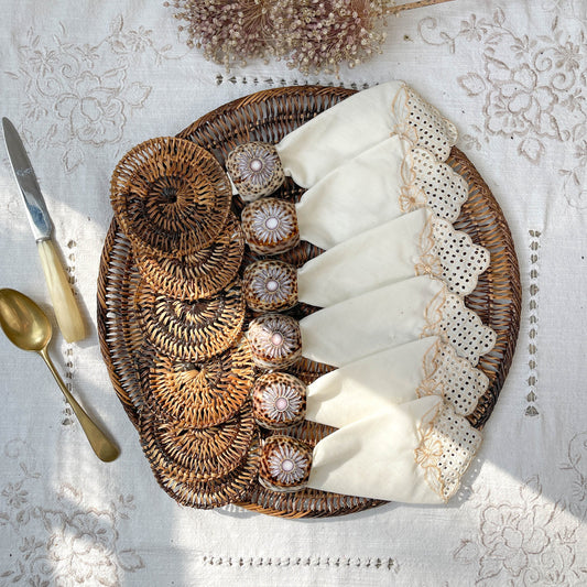 Set de table en rotin, sous verres, serviettes brodéee et rond de serviettes coquille de Cauris - violn.fr