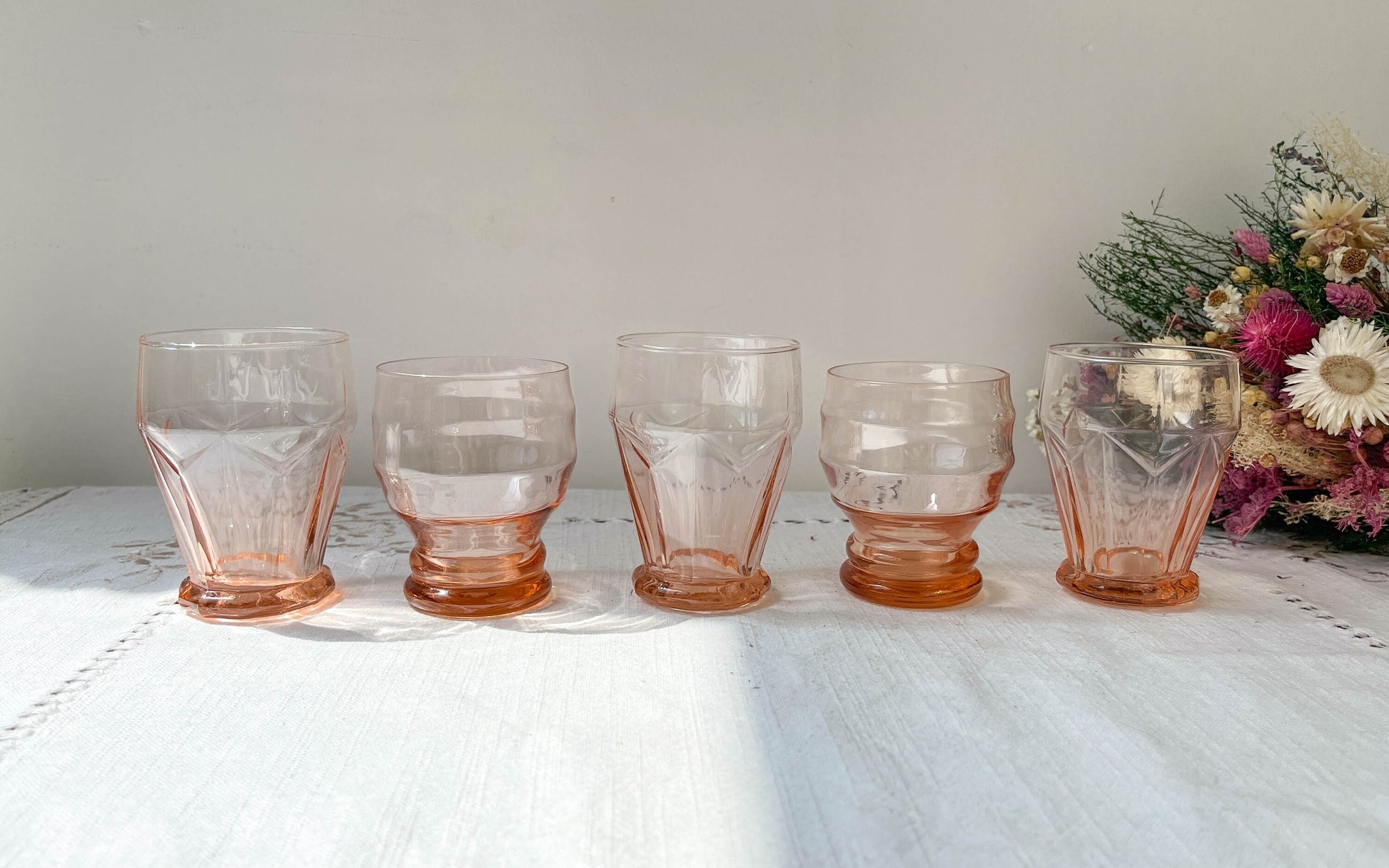 5 Verres rose dépareillés style Art déco Made in France, 1950 - violn.fr