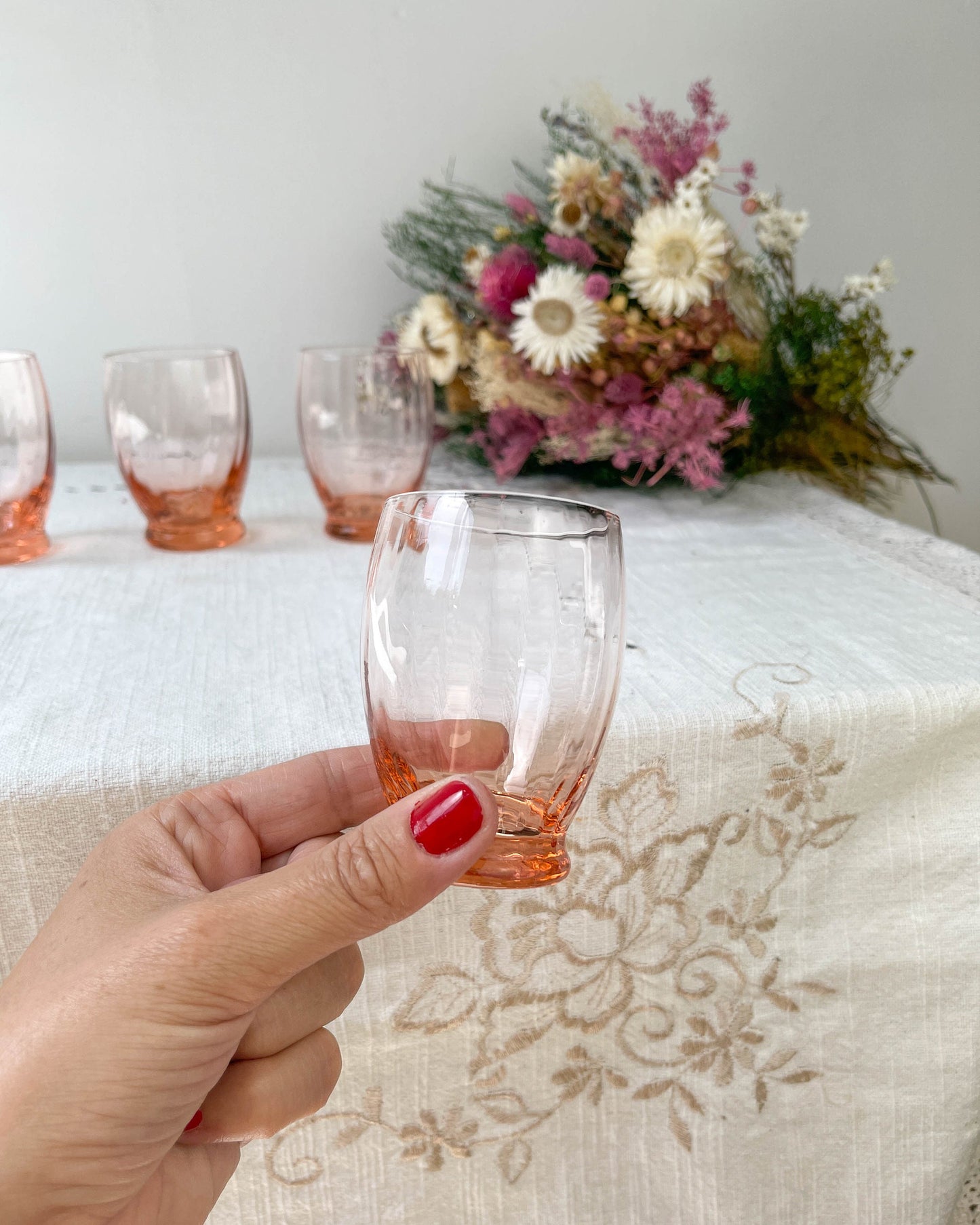 6 verres à liqueur Art déco en verre transparent taillés coloris rose