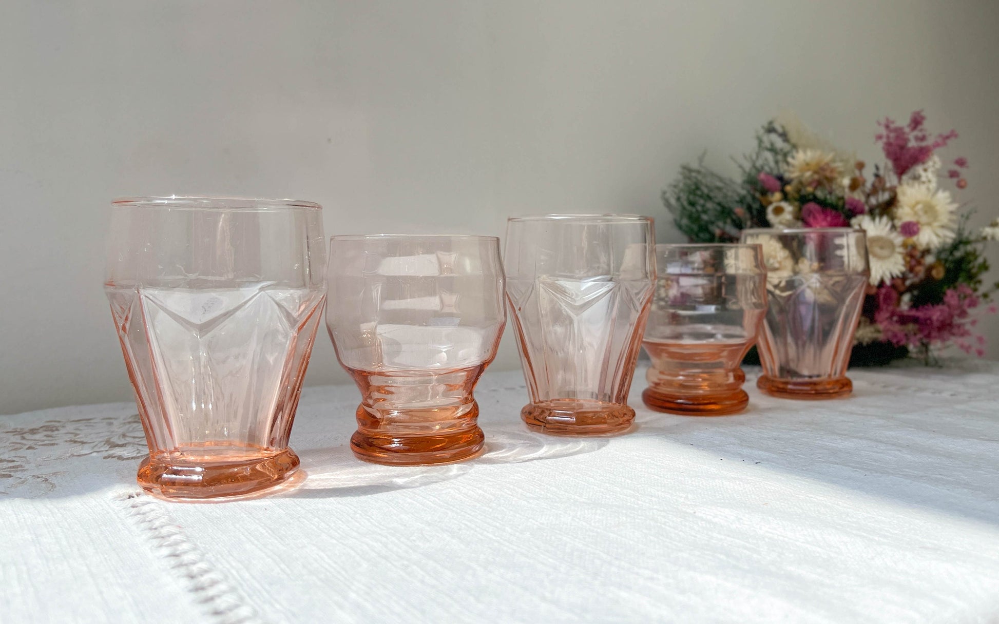 5 Verres rose dépareillés style Art déco Made in France, 1950 - violn.fr