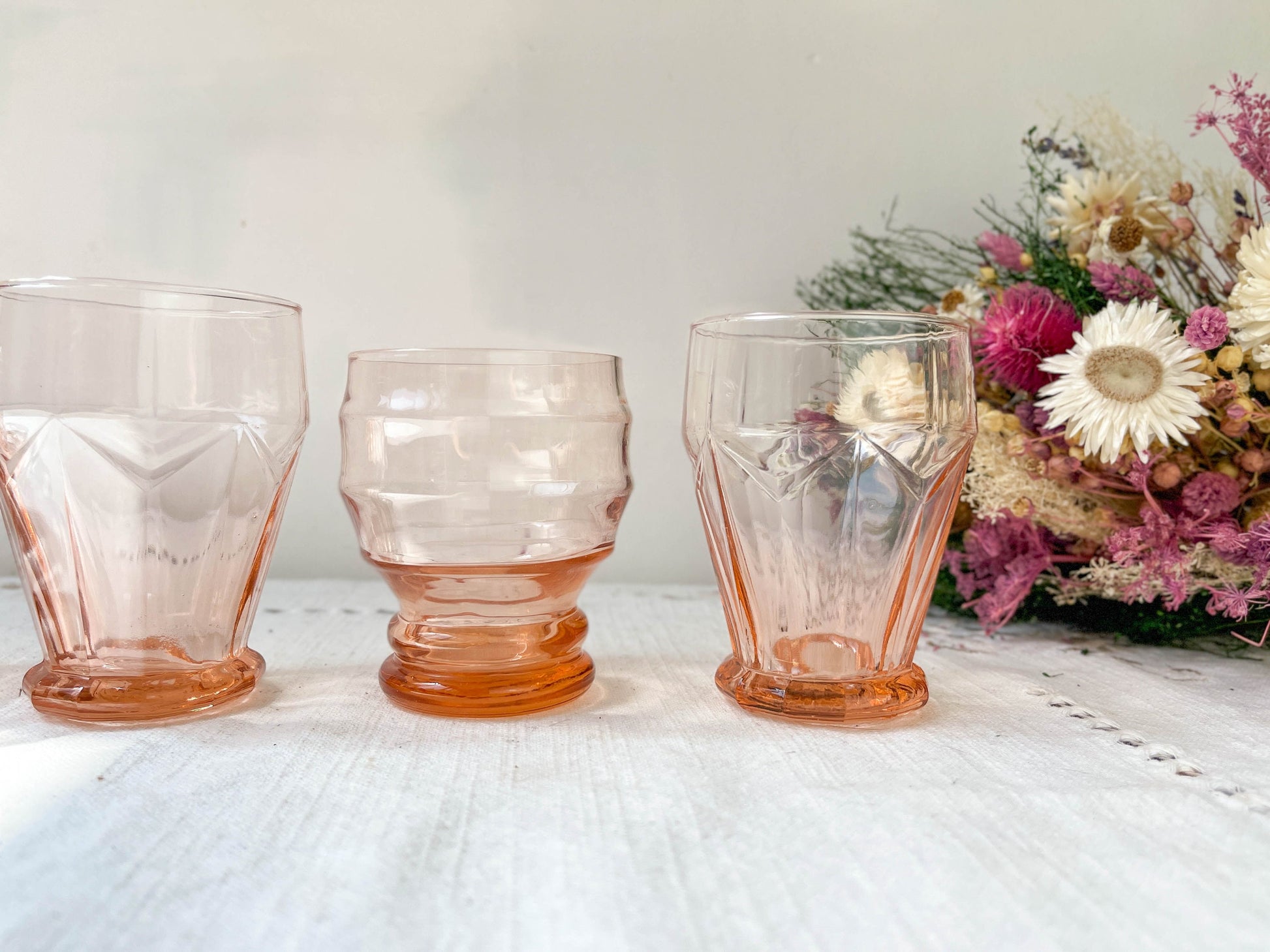 5 Verres rose dépareillés style Art déco Made in France, 1950 - violn.fr